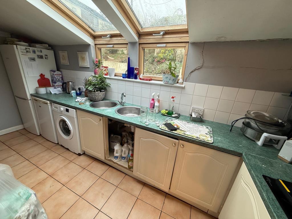 Lot: 128 - DETACHED CHALET-STYLE HOME WITH STRUCTURAL MOVEMENT ON A PLOT OF 0.17 ACRE - The Kitchen
